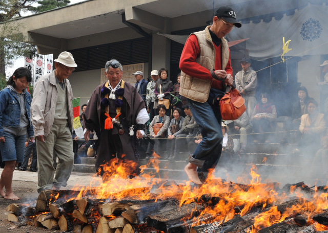 迫間不動尊春季大祭_3_火渡り
