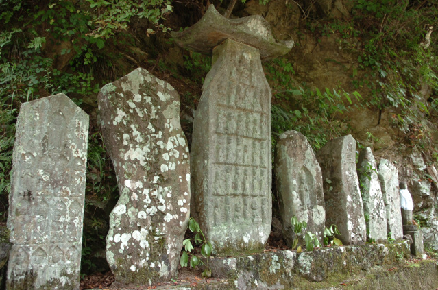 鳥屋市 倉洞の西国三十三観音塔(上之保)