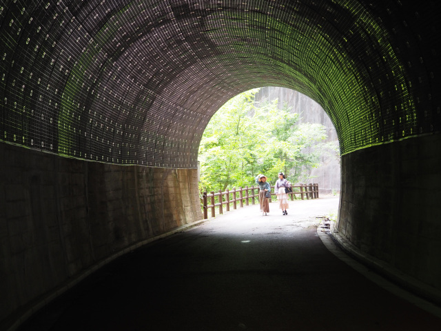 川浦渓谷_11_遊歩道のトンネル