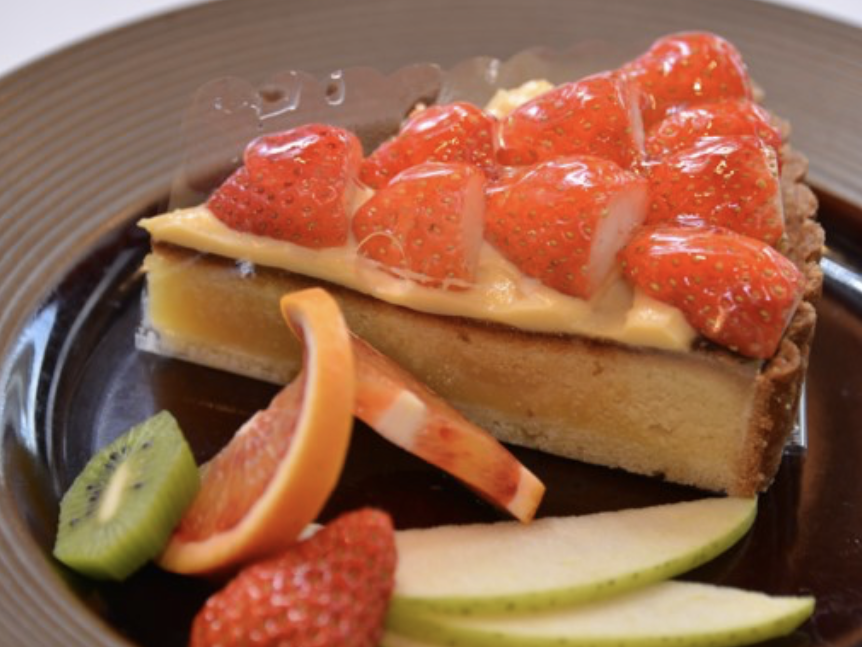 季節のタルト：しっかりとした固めのタルト生地