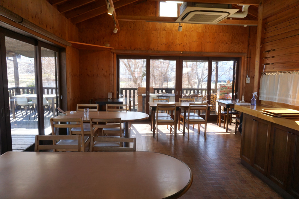 明るい日差しの差し込む店内。