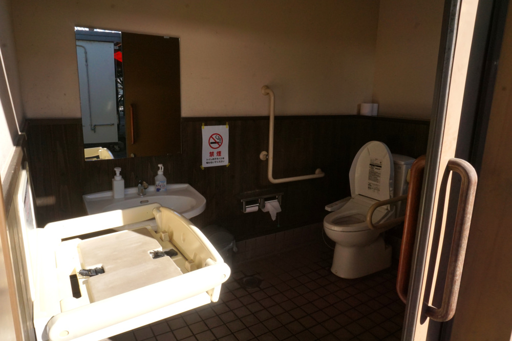 トイレ内におむつ替え台有り。