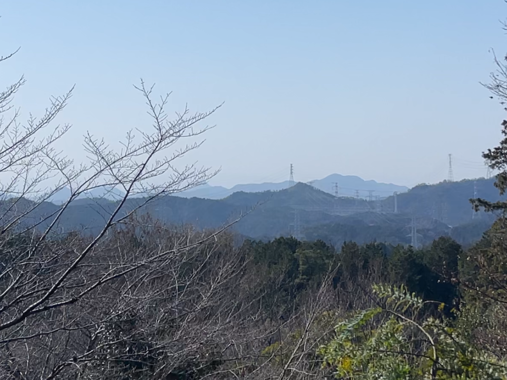 木の温もりに包まれた、大日山 日龍峯寺の本堂回廊には奉納額や絵馬が並ぶ