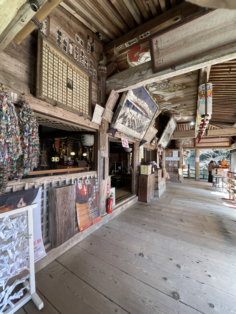 木の温もりに包まれた、大日山 日龍峯寺の本堂回廊には奉納額や絵馬が並ぶ