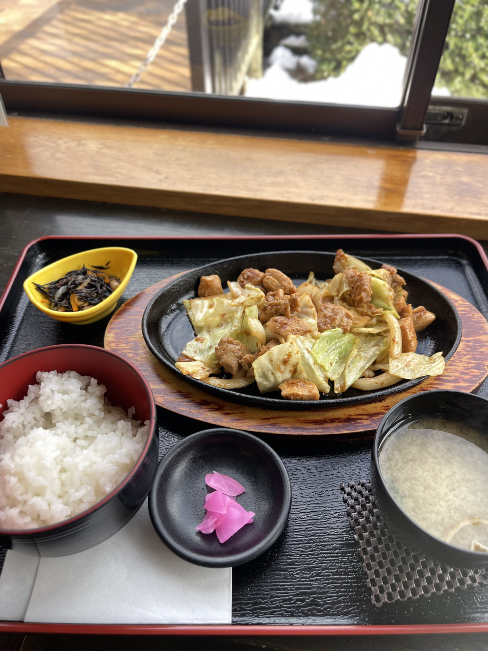 名物の『けいちゃん定食』(1,150円)。甘辛の味噌に絡んだ鶏肉が抜群の美味しさ