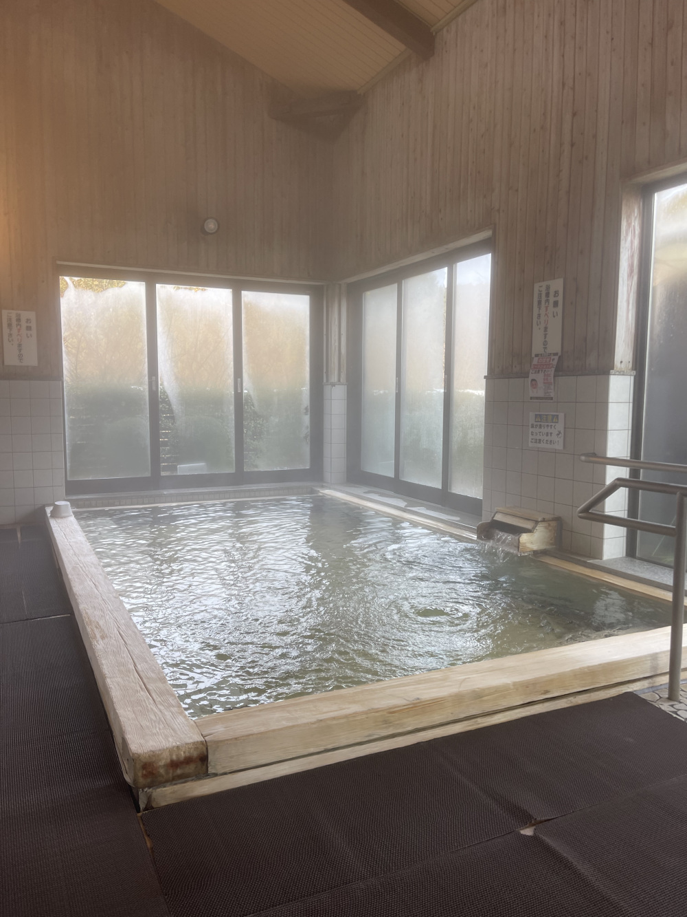 広々とした内湯の檜風呂