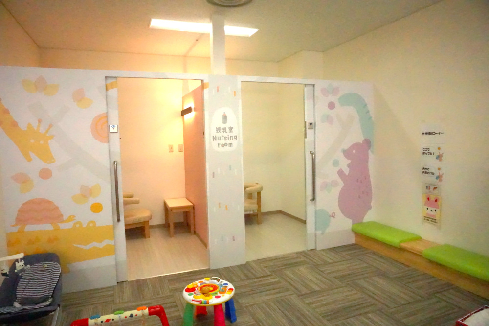 授乳室は２つ。かわいい動物が描かれています