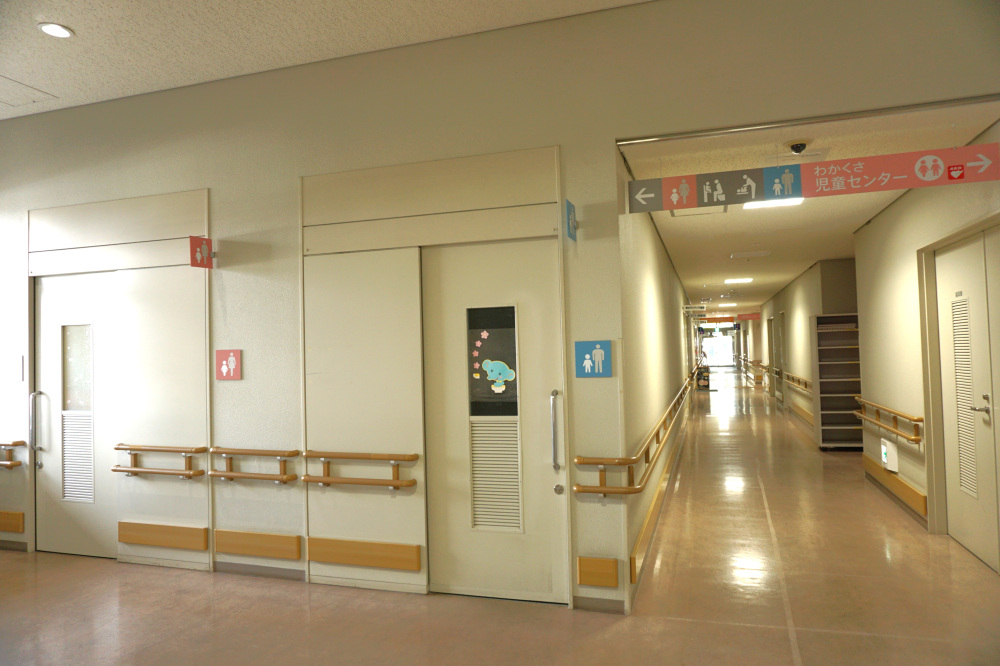 トイレは児童センターのすぐ隣にあります