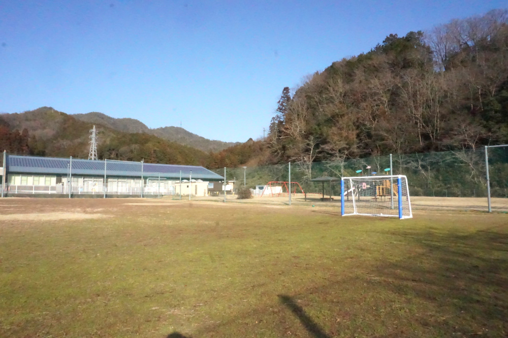 児童館の目の前には広々グラウンドがあり、サッカーゴールが設置されています