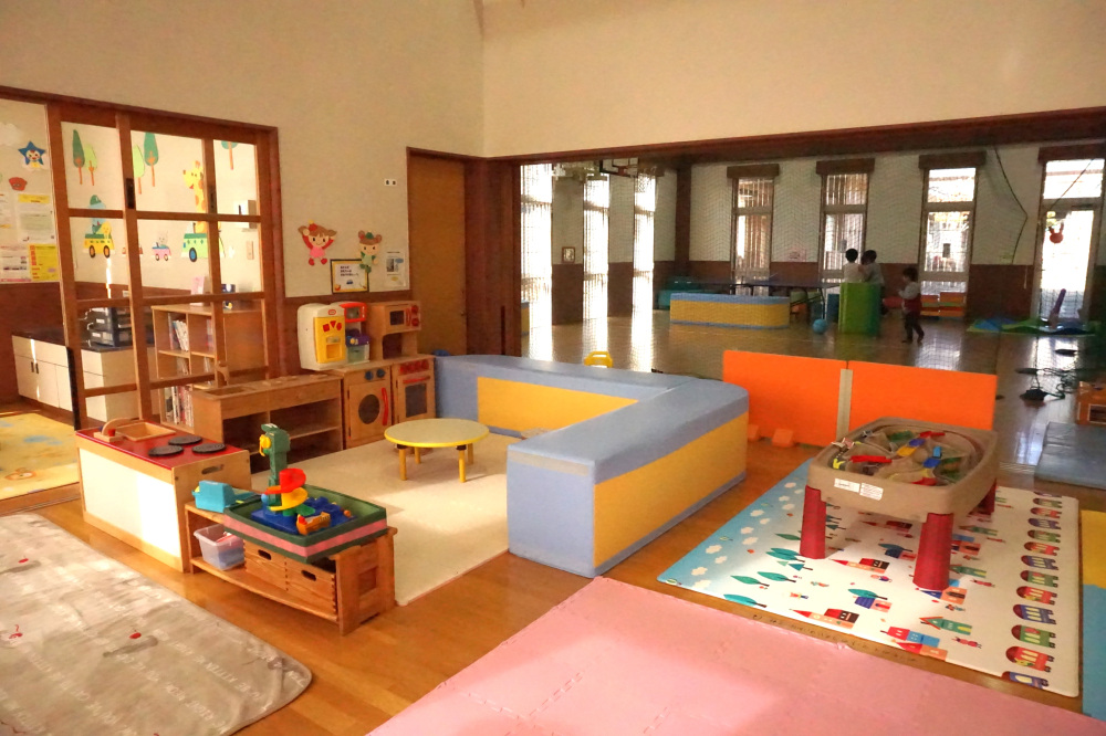 おもちゃの部屋と遊戯室が隣接しているので子供たちを見守りやすい
