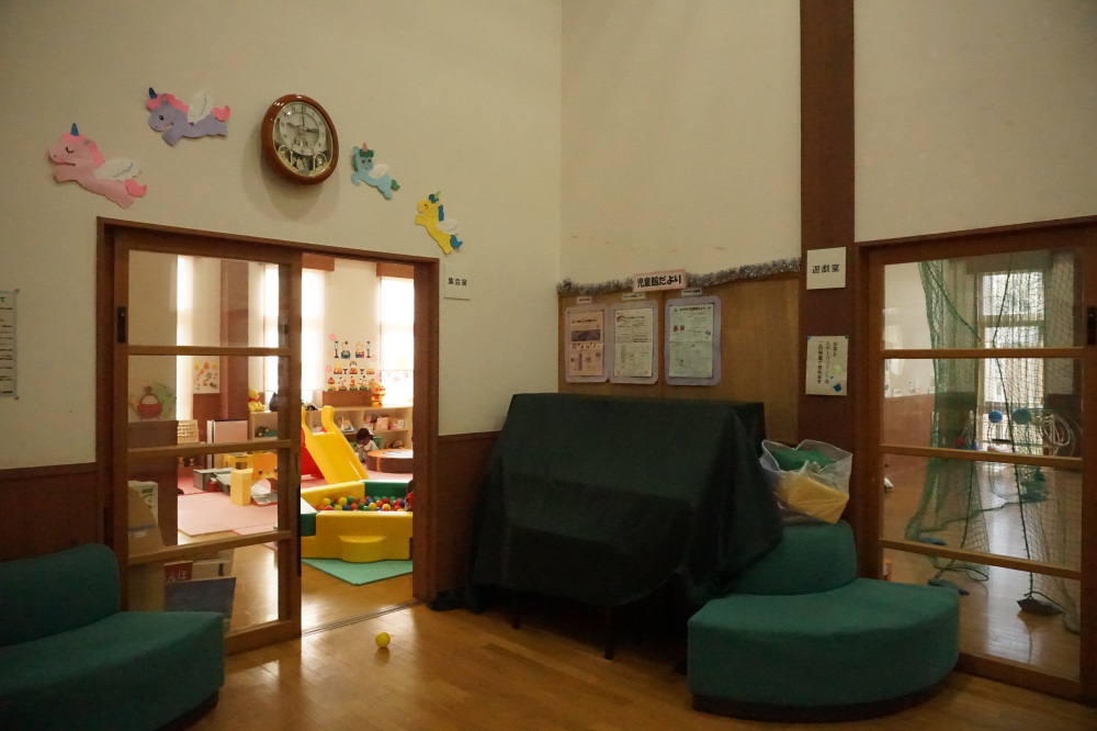 玄関を入ってすぐに地域交流ホールがあり、ピアノや季節の飾りなどがあり、このスペースでも遊ぶことができます