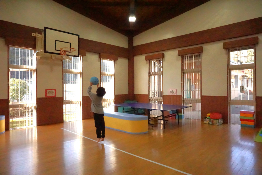 遊戯室にはバスケットゴールと卓球があり全力で遊ぶことができます