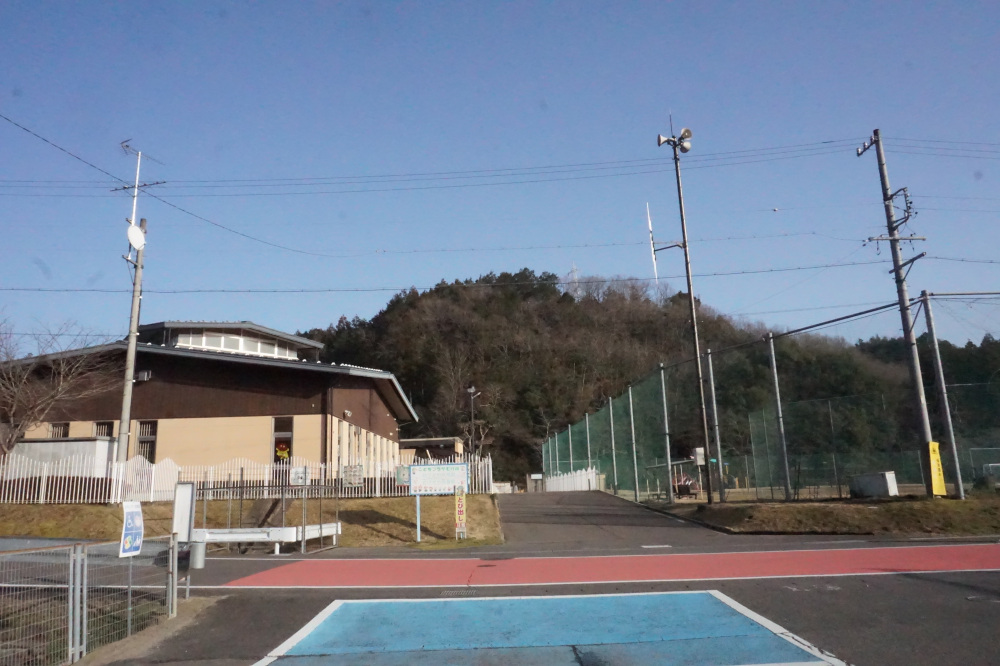 むげがわ児童館とグラウンド。画像下側（↓）が駐車場