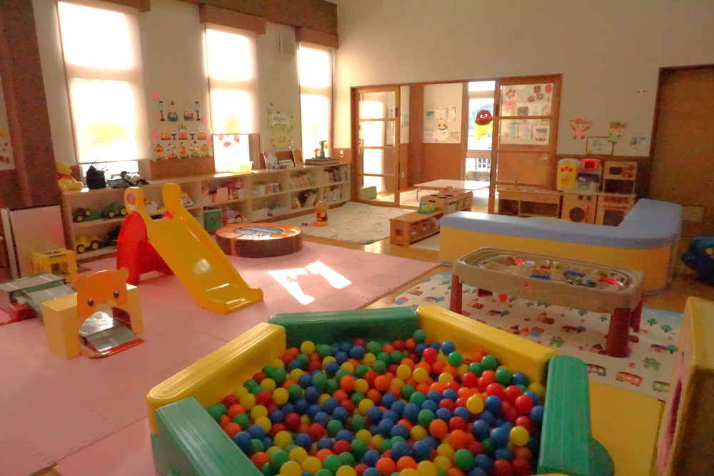 おもちゃが豊富にあり、絵本コーナーの前にはホットカーペットがあり寒い季節でも暖かく過ごせます