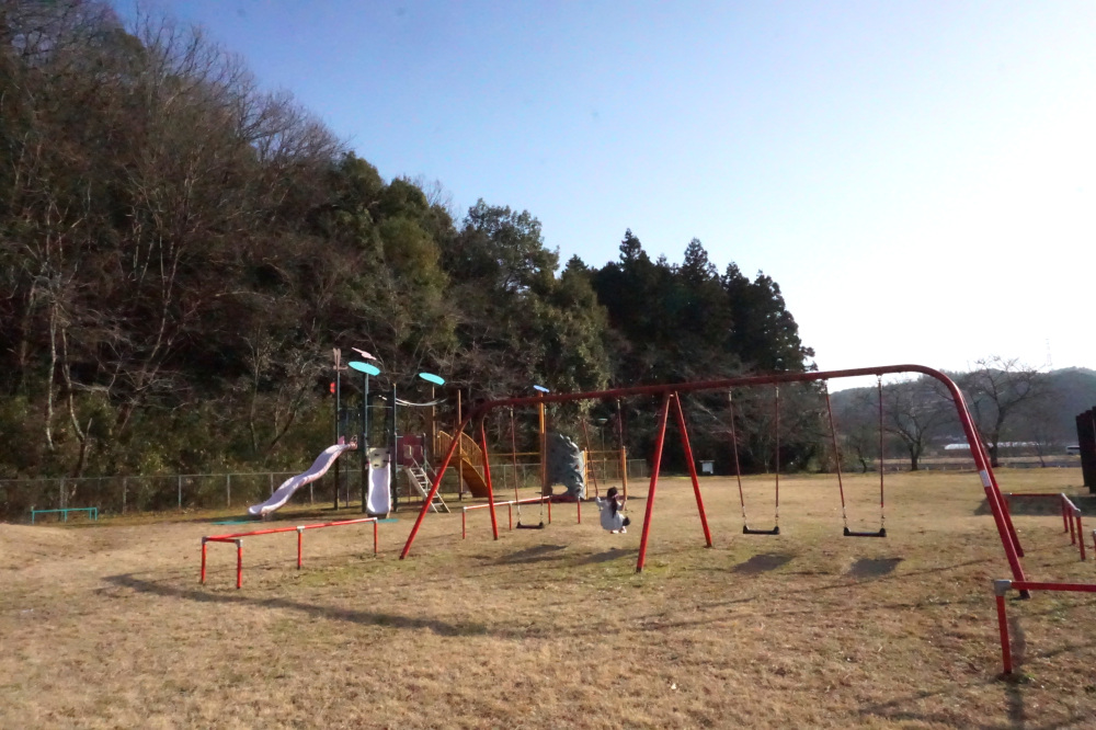 大型遊具にブランコのできる公園もあります