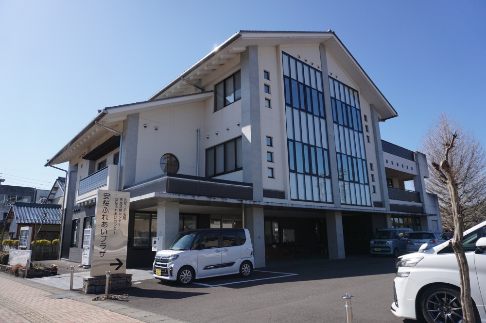 安桜ふれあいプラザ1階。入って右側に進むと安桜こども館があります