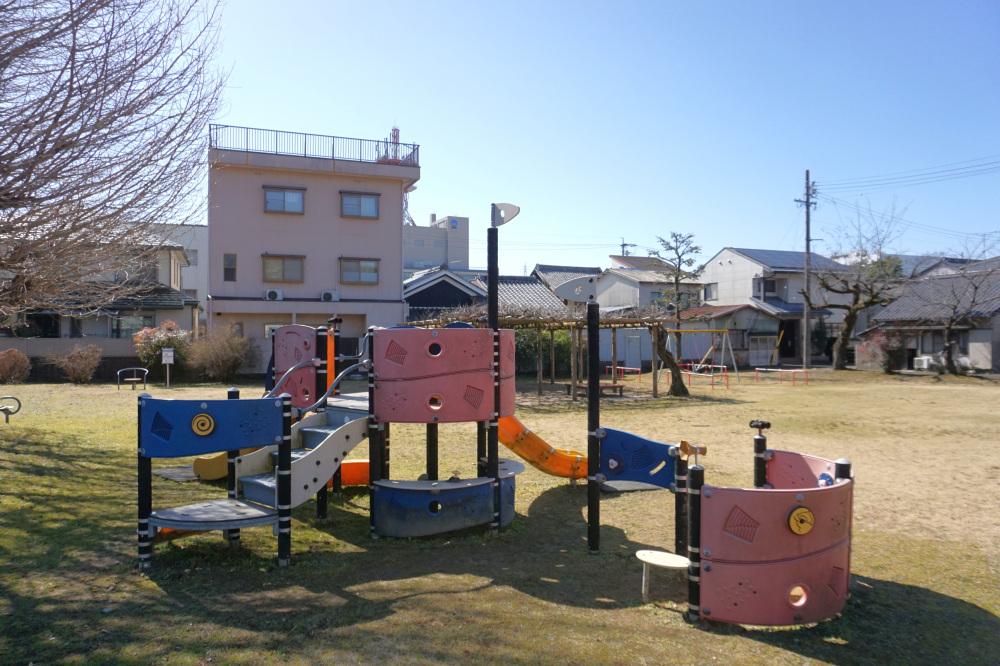 すぐ隣には安桜公園があり、天気のいい日は外遊びも楽しむことができます