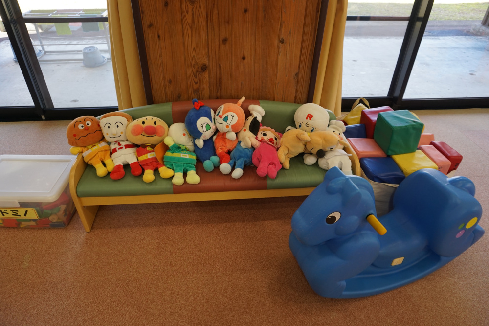 アンパンマンのぬいぐるみがズラリ。実はパペットでおままごとで大活躍します