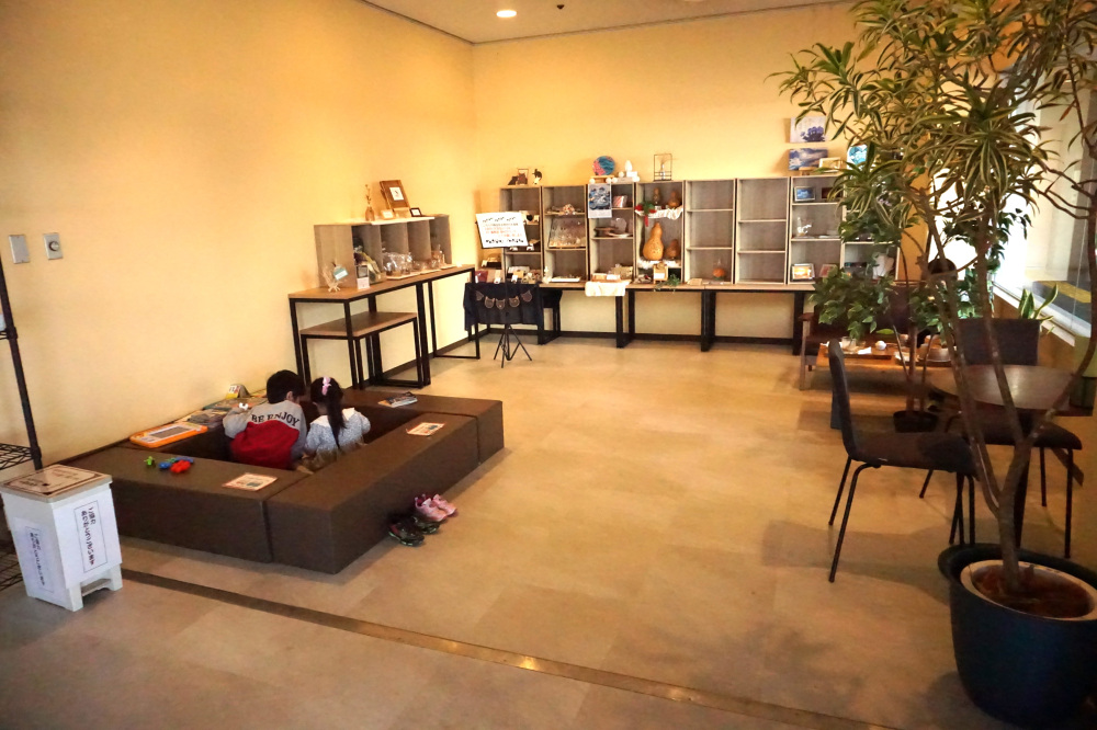 キッズスペースと店内の様子。奥には作家さんたちの作品の展示があり購入もできます。