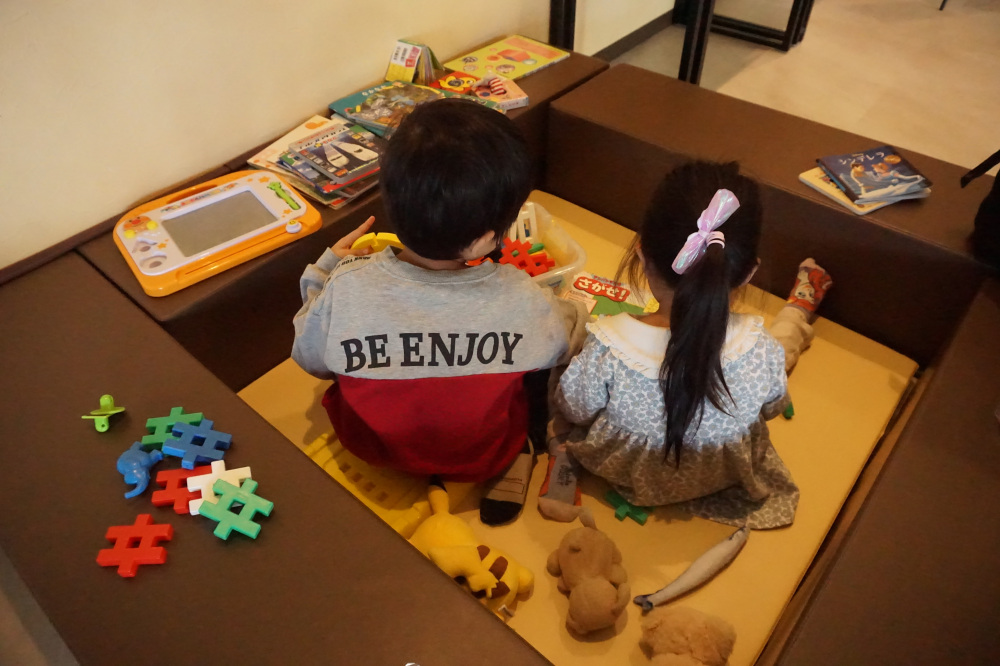 キッズスペースにはおもちゃや絵本があります！遊んでいてくれるのでママはゆっくり食事ができます。