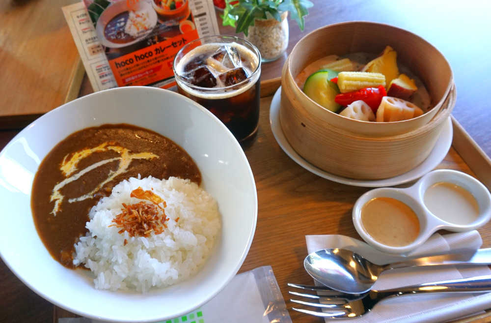 ランチメニュー。温野菜付きカレードリンクセット。セイロで蒸した野菜はディップして食べてもカレーと食べても絶品！