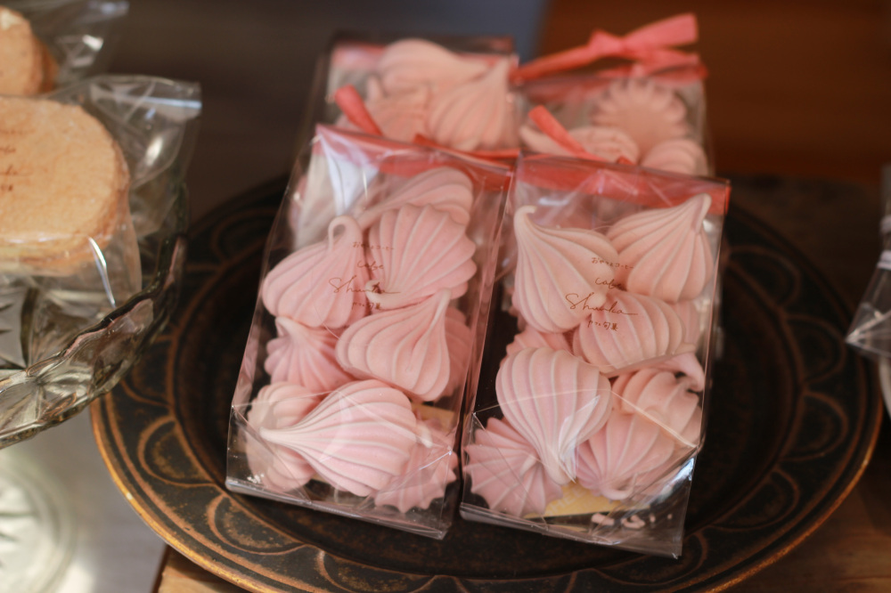 桜風味の季節限定のおやつも。