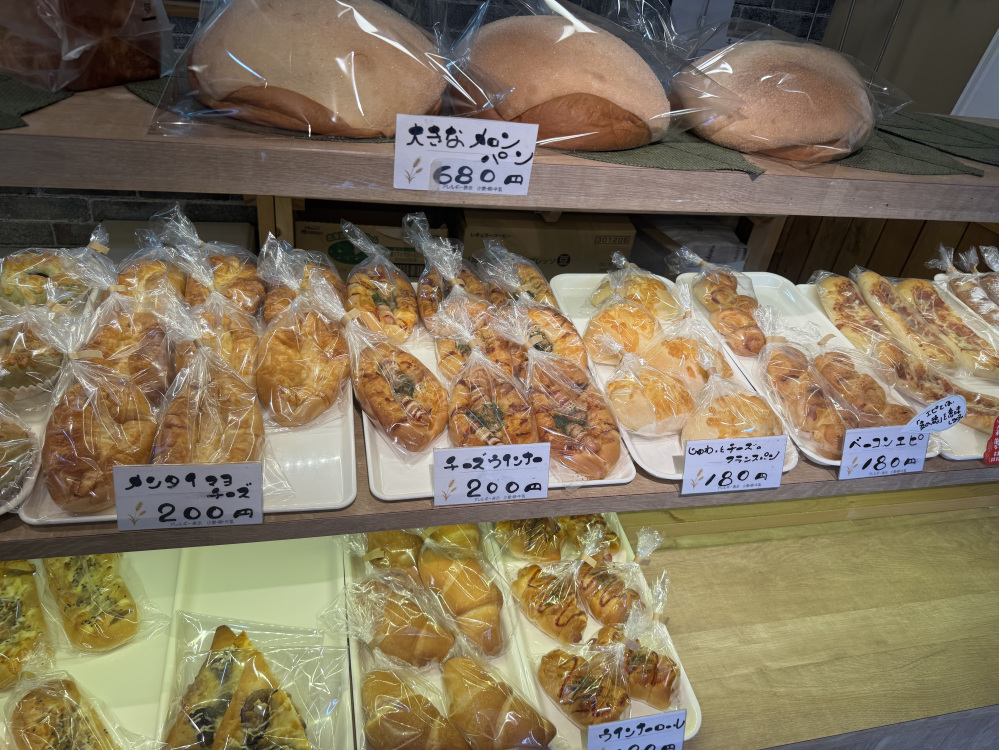 メロンパン以外にも、美味しそうなパンがずらり