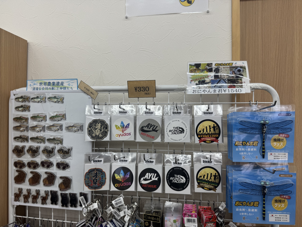 板取川の鮎も有名ですが、鮎ステッカーもありました