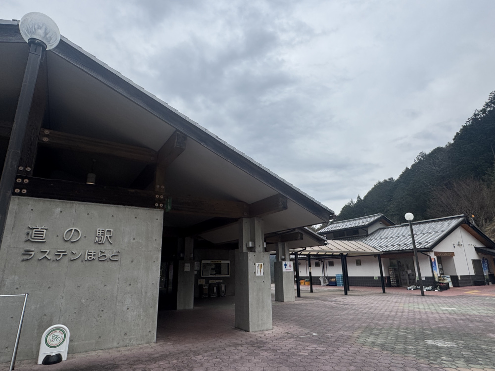 手前が休憩スペース、奥がお土産や飲食です