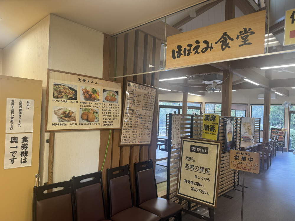 食堂には、景色を楽しめる席も