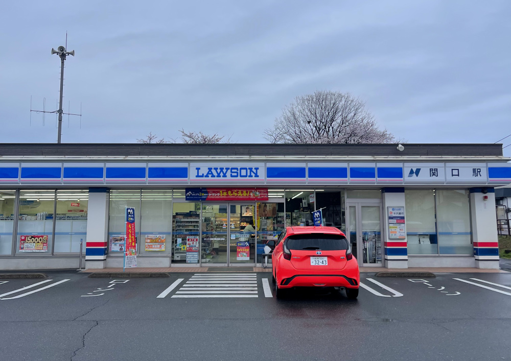 LAWSONとなぜ駅がと思ってしまいましたが、ホームはちゃんと横にありました