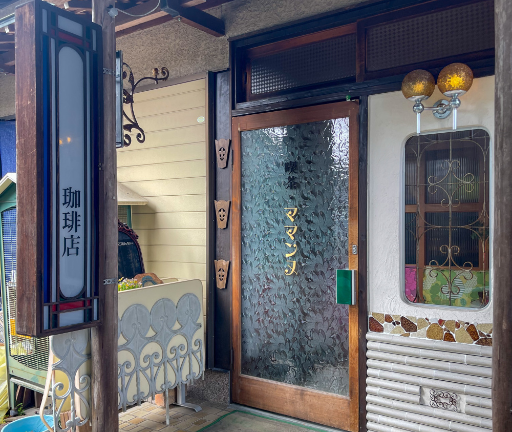 この入り口がたまらなく味があってオシャレなんです！この先に待っている異世界にワクワクしてください！