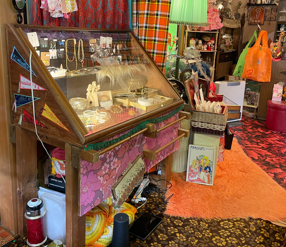 店内には、アンティークなアクセサリーも販売しています！