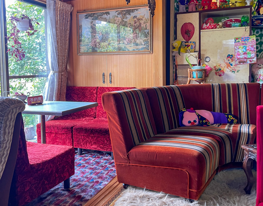 店内はゆったりソファ席！この世界観がたまらなくオシャレなんです！この空間で過ごす時間は贅沢です！