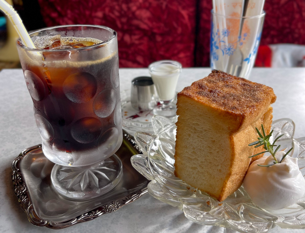 今回は『ロシアより愛をこめて　珈琲』500円を注文しました！シナモントーストがついてきました！スッキリした珈琲は苦味も少なく飲みやくまて、後口さっぱり！シナモントーストがサクフワで美味しかったです！！