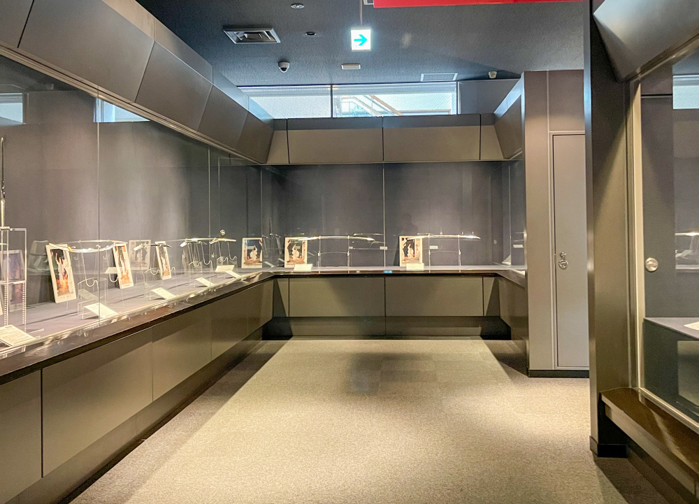 歴史的に価値なる名工が作り上げた刀がかなりの数飾ってあります