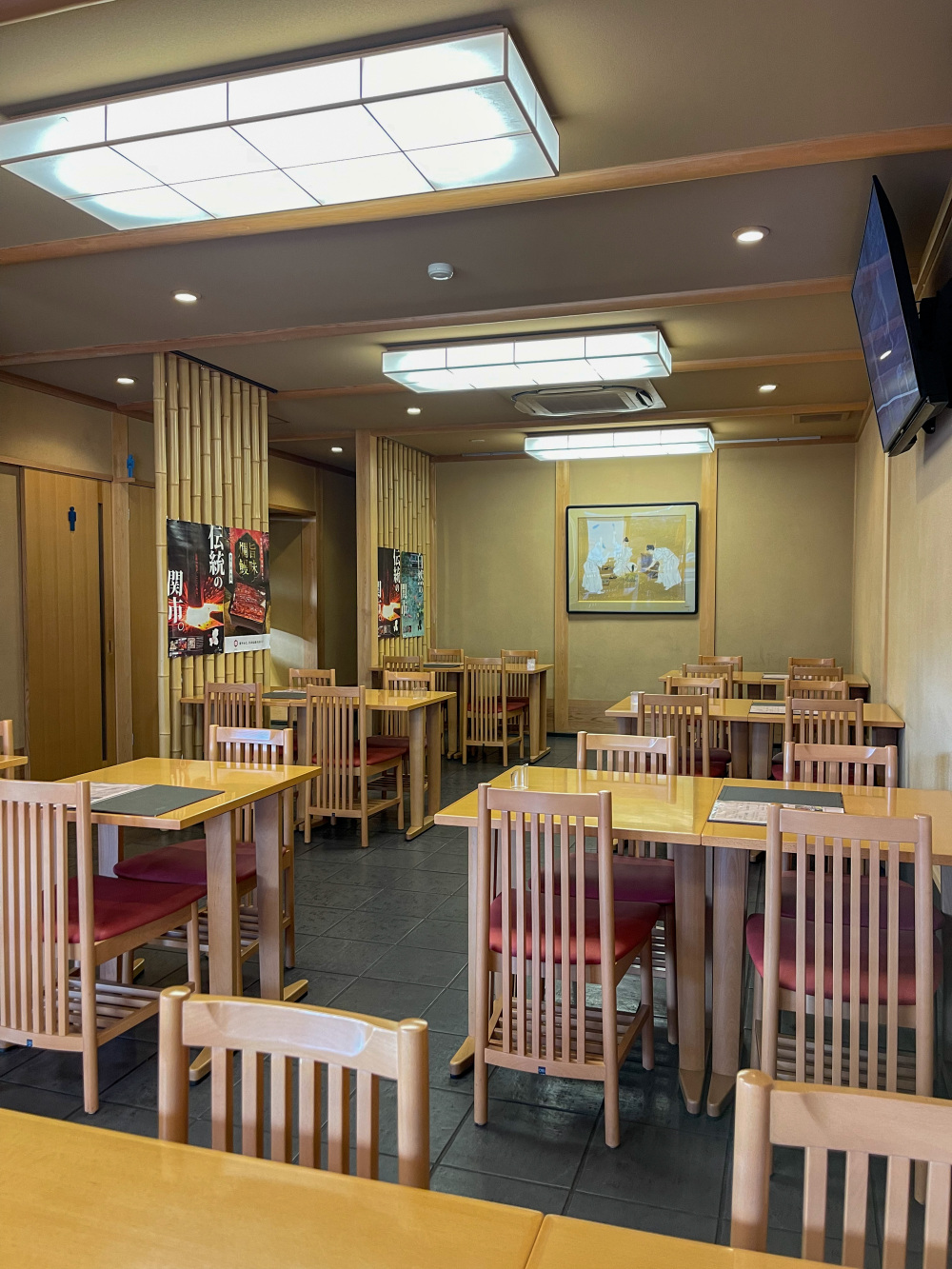 店内はテーブル席とお座敷席があり、広々でゆっくりできますよ