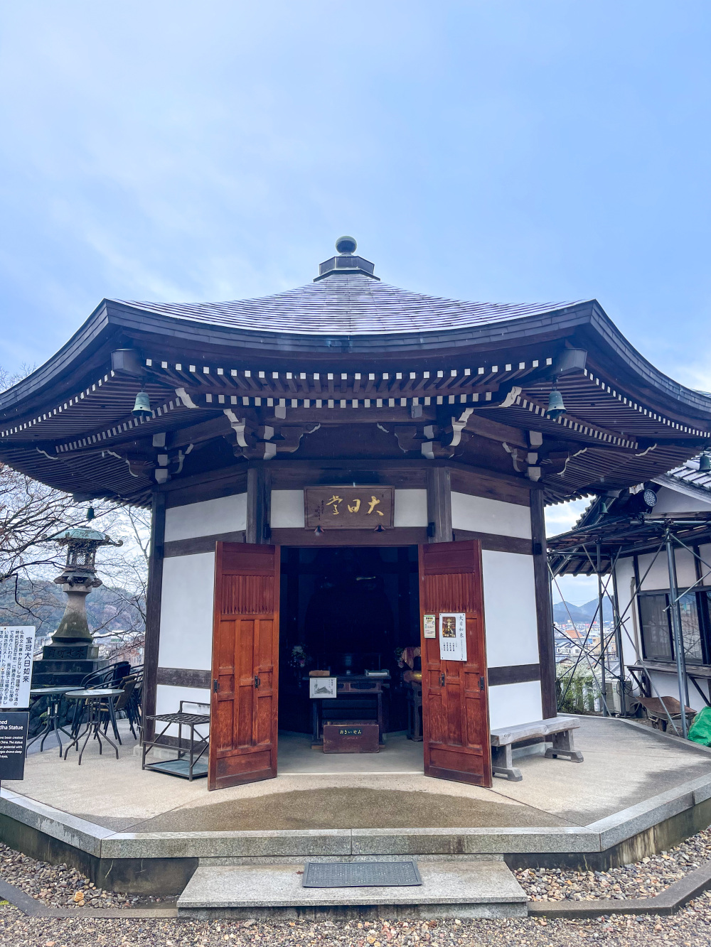 関善光寺の境内に佇む六角堂。 六角形の珍しい造りで、願いを込めてぐるりと回ることができる特別な場所。 ふと立ち寄るだけで、心が少し整うような静けさがあります。