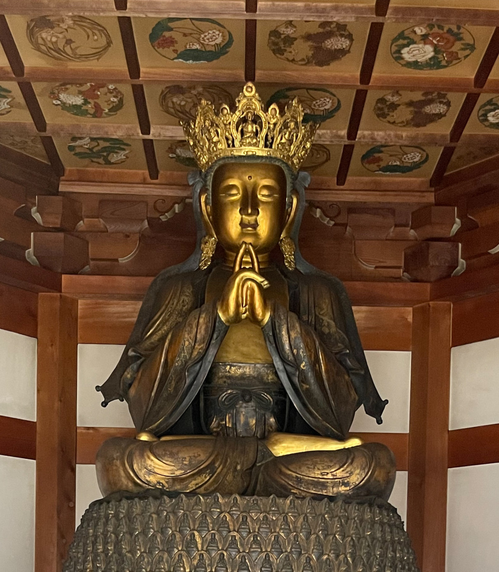 関善光寺の六角堂に祀られる大日如来像。 すべてを見守るような穏やかな表情と、圧倒的な存在感。 その前に立つと、不思議と心が整う空間です。