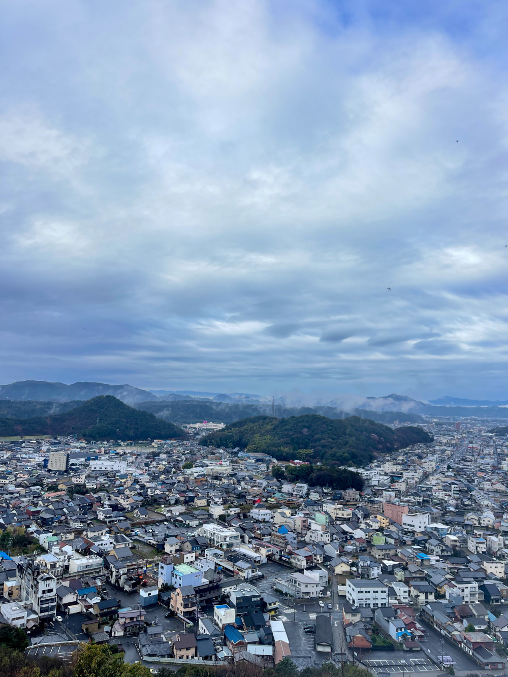 展望台から見る景色は抜群です！この日は朝早く登ってみました、雨上がりの日に、澄んだ空気がたまらなく気持ちよくて、その空間、見えるもの全てが特別でした。ぜひ、皆様の感じる特別を味わってくださいね。