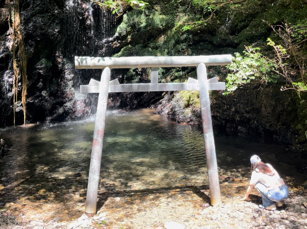 大自然の中に鳥居が出てきます