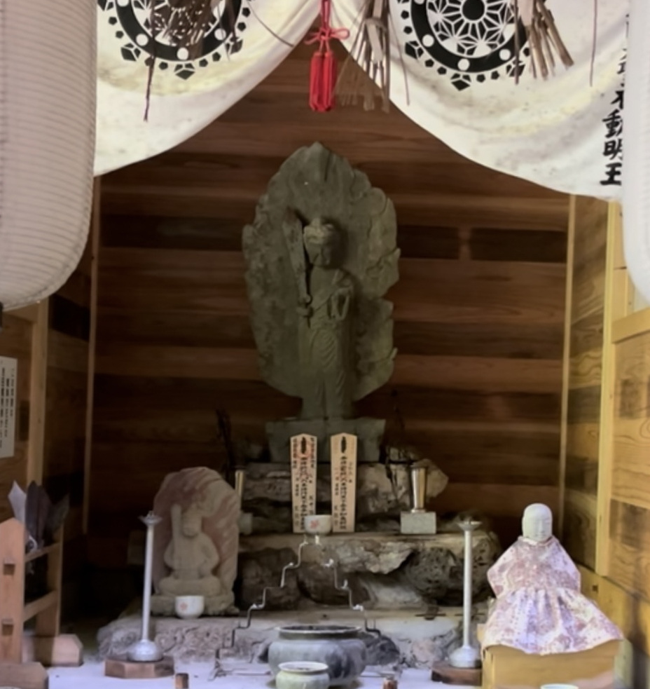 滝のそばには、小さな祠があり、静かに仏様が祀られています。 自然の中に溶け込むように佇むその姿は、 ただの景色ではなく、“守られている場所”であることを静かに伝えてくれます。