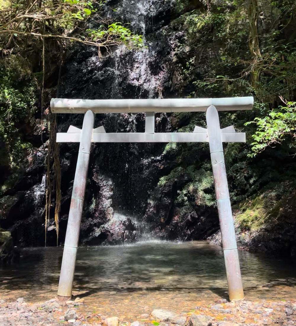 滝と鳥居、この空間を味わってください