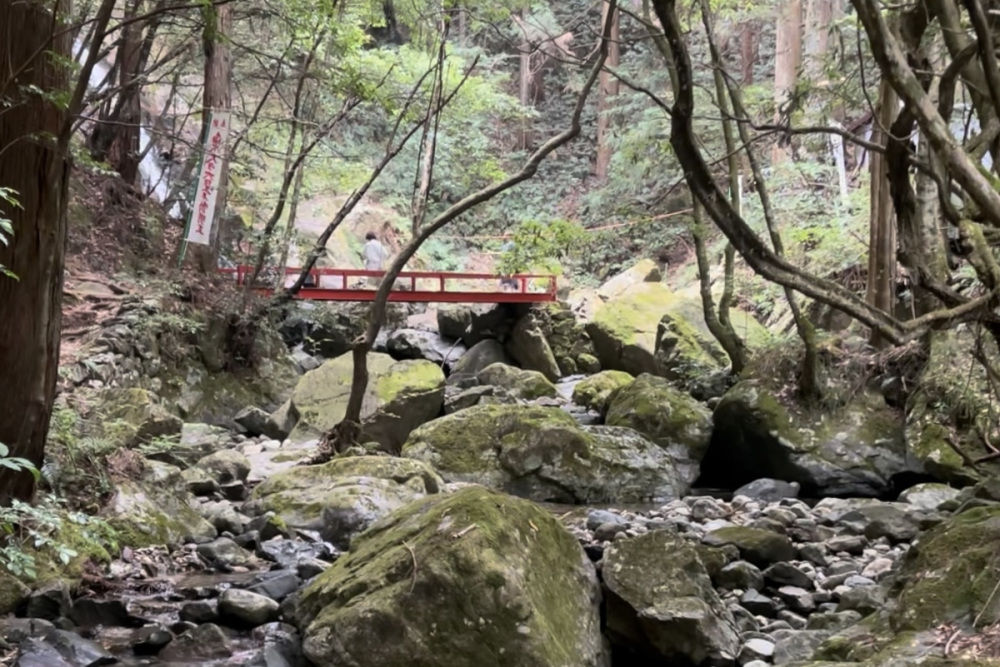 赤い橋が見えてきます