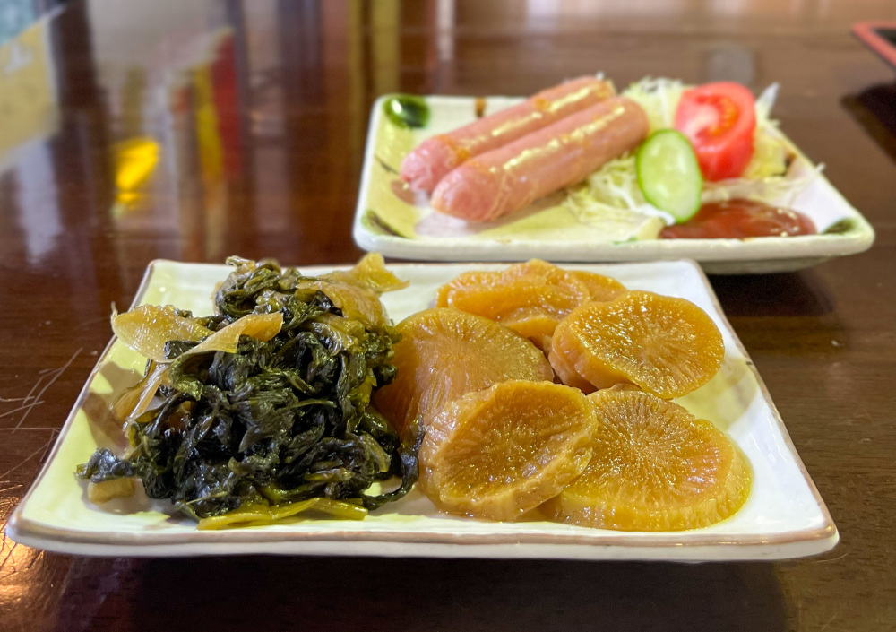 地元料理の『大根しゃくしな旨煮』380円と『明宝フランク』490円