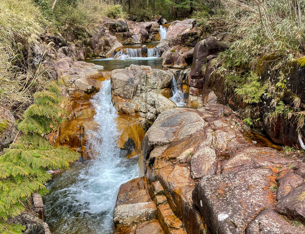 透き通る水が岩を削り、何百年もかけて創り出した自然の造形。