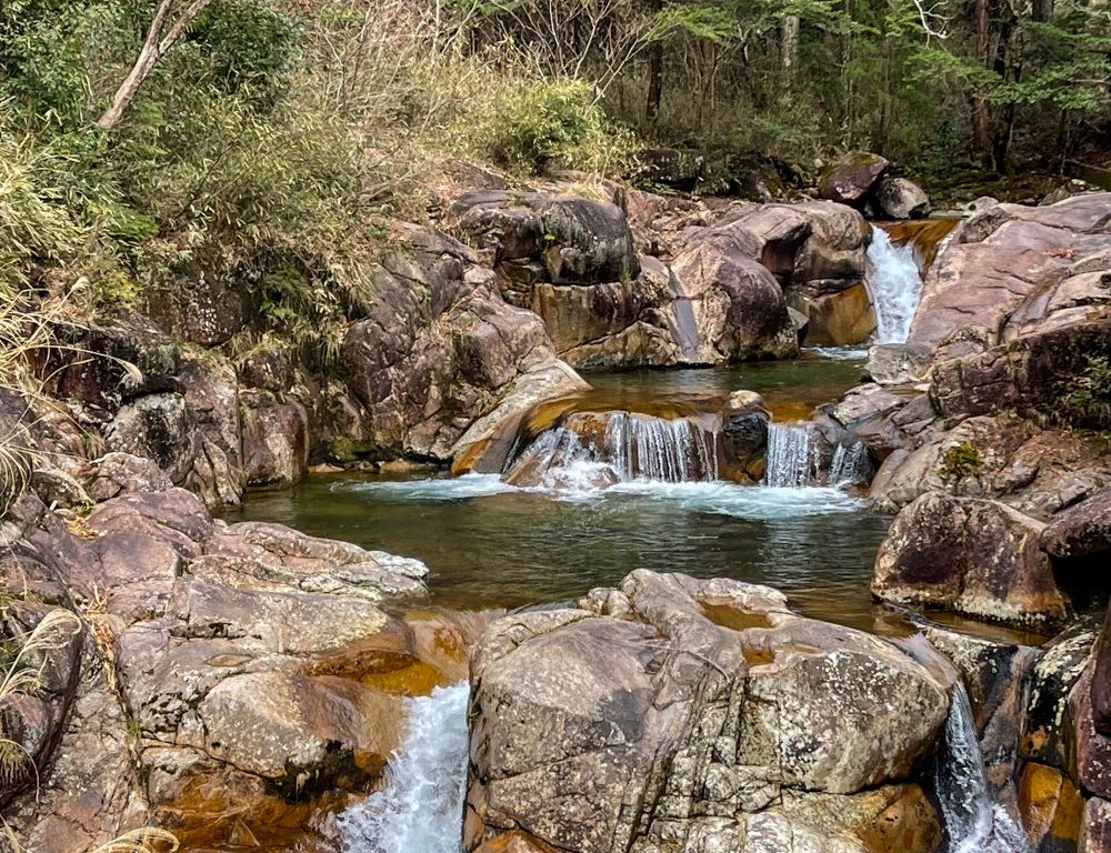 圧倒的に綺麗な水と岩肌の対比に感動します!