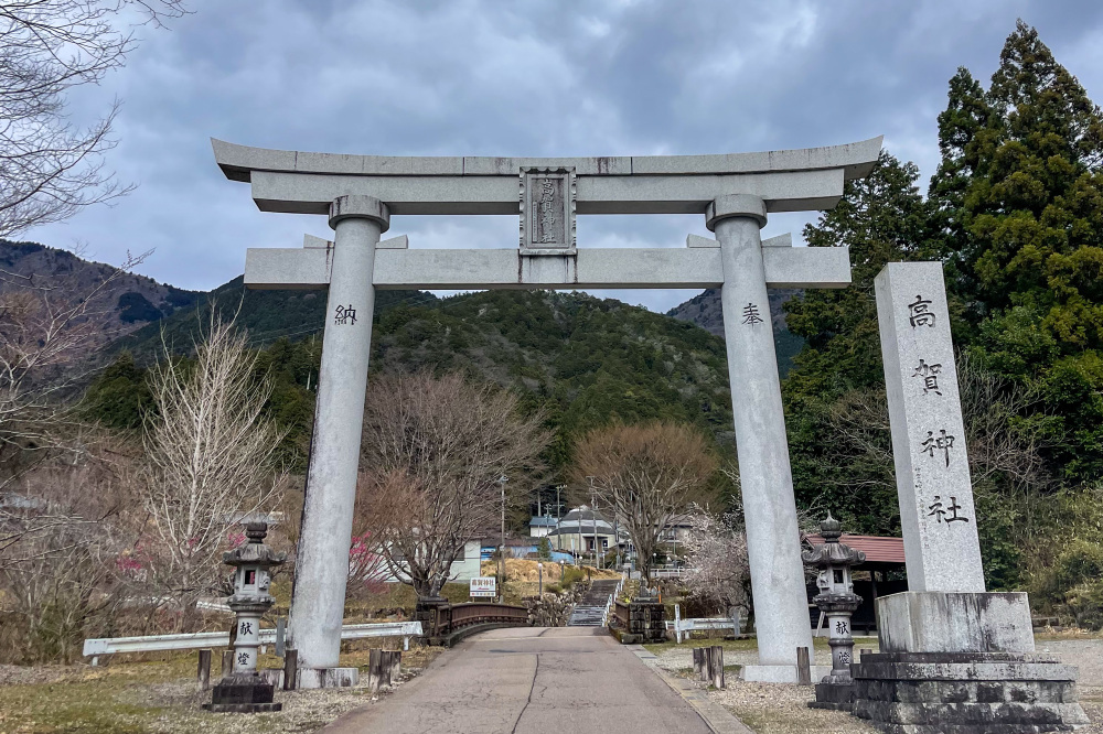 山道を走っていくと、突如出現する大きな鳥居