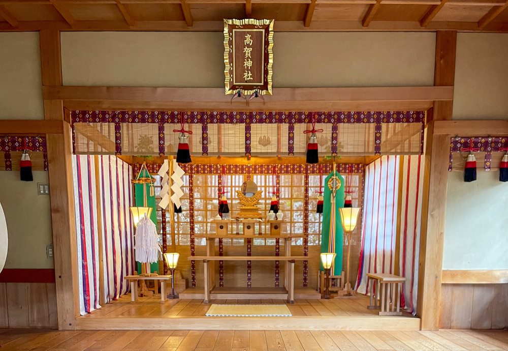 その昔、この地には人々を苦しめる 恐ろしい妖怪――「猿虎蛇(さるとらへび)」が現れた。 山を荒らし、人を襲い、誰も近づけない恐怖の存在。 そのとき立ち上がったのが、武将・藤原高光。 命をかけてこの妖怪と対峙し、 激しい戦いの末、ついに討ち果たしたと伝えられています!