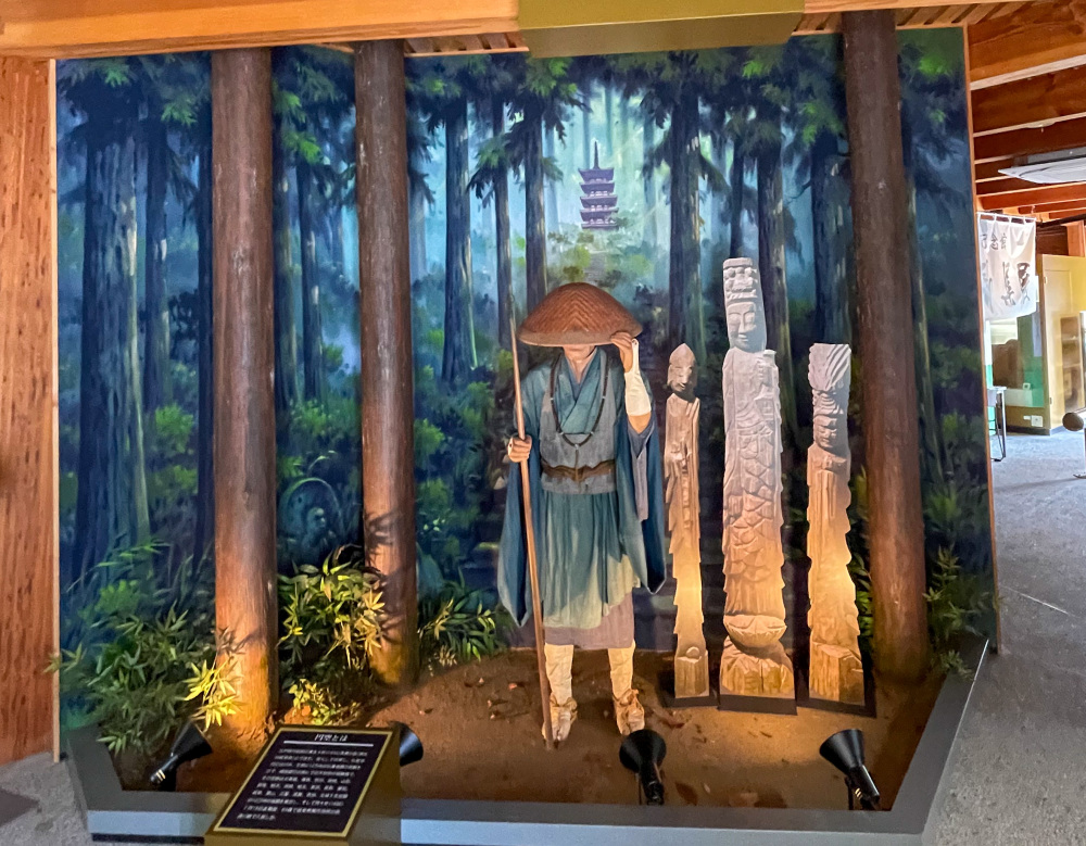 館内は写真NGのところも多い、まさに秘蔵品ばかり、円空さん自身が彫った木造の数々、自筆で残された物などここでしか見ることのできないものばかりでした!江戸時代前期に実在した僧様ということは知っていましたが、歴史の教科書に出てきた偉人が本当に実在していたことに感動したのと、円空さんは僧というより芸術家だったのではないかと思うほどの作品の数々を実際見れました!ここはぜひ行ってほしい!